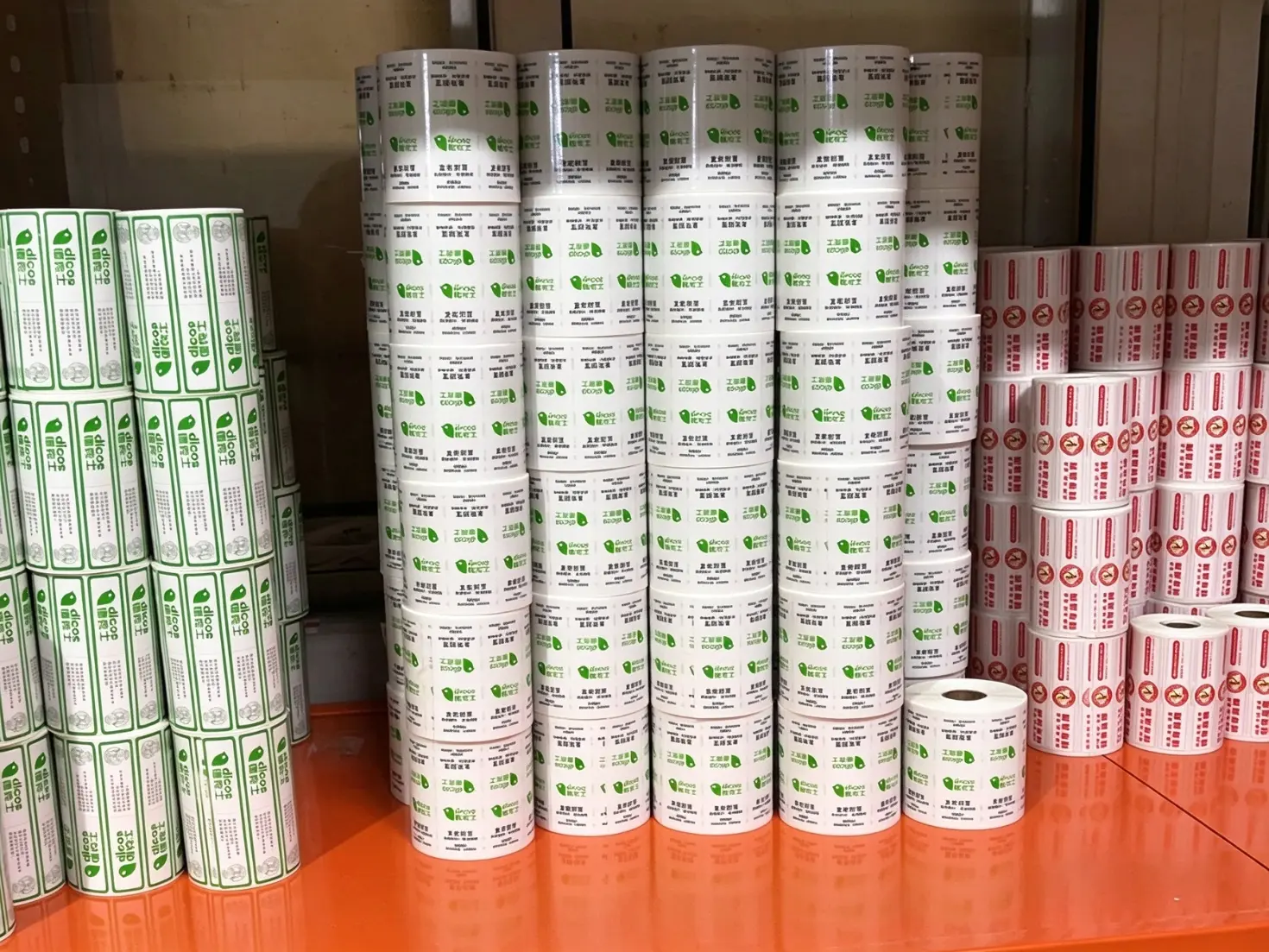 Kuinka Xinsen Packagingin nopea stanssausleikkuri parantaa sinettitarran tuotannon tehokkuutta?