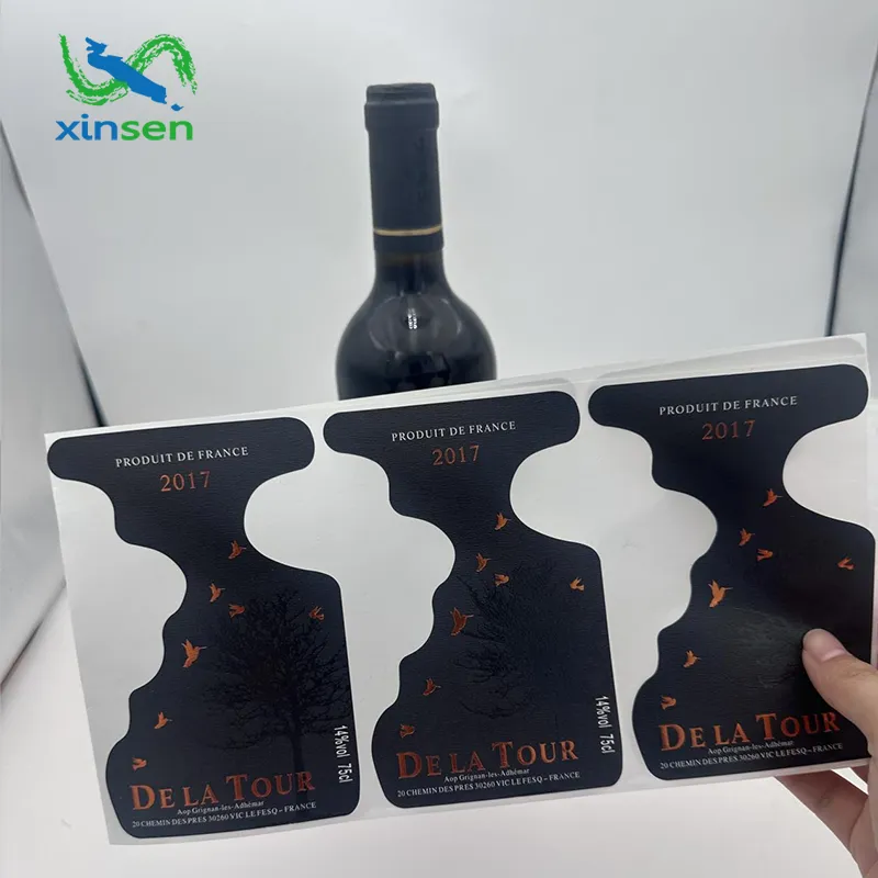 Paperiset viinipullojen etiketit